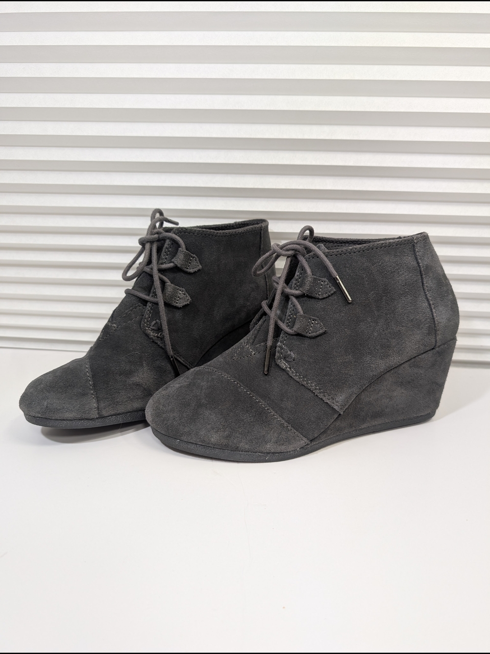 TOMS Desert Wedge Charcoal Grey Suede Lace Up Ankle Booties 8.5